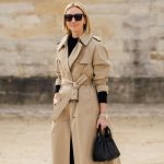Esta es la gabardina más vendida Mango: arrasa por su estilo clásico y ponible y su precio low cost | Mujerhoy