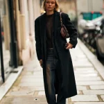 El abrigo de la nueva colección de Mango que las expertas en moda siempre llevan con vaqueros
