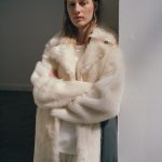 Mango se pasa al lujo con un impresionante abrigo de pelo reversible de 1.600 euros