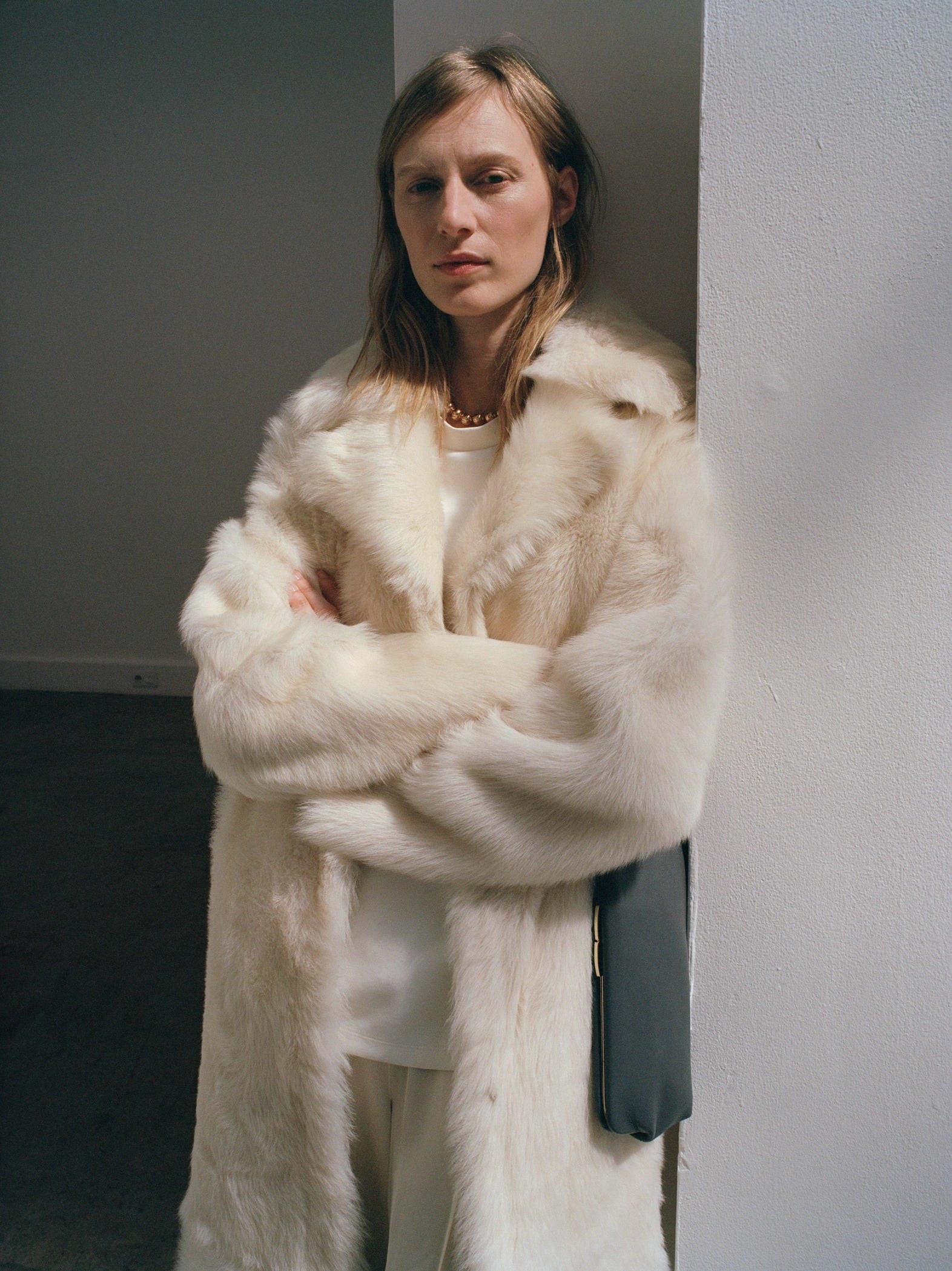 mango-abrigos-930eiw-1.jpg Mango se pasa al lujo con un impresionante abrigo de pelo reversible de 1.600 euros - Imagen 1