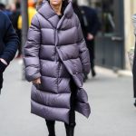El plumas más elegante de Zara lleva aislamiento térmico (las de 60 arrasan con él)
