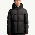 Plumífero corto con capucha Montcla Negro Plumíferos cortos de Hombre | Moncler ES