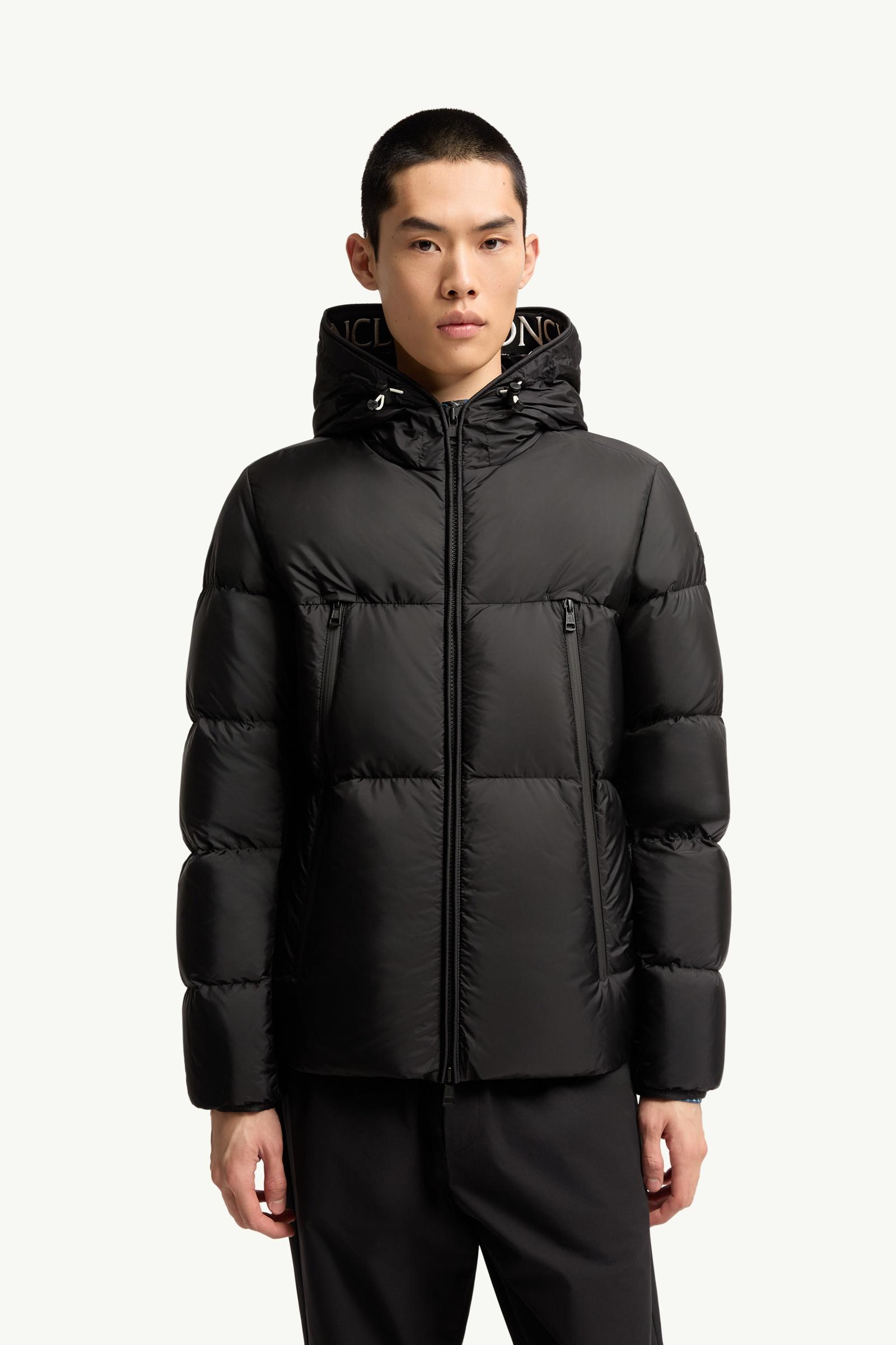 plumifero-757yhe-1.jpg Plumífero corto con capucha Montcla Negro Plumíferos cortos de Hombre | Moncler ES - Imagen 1